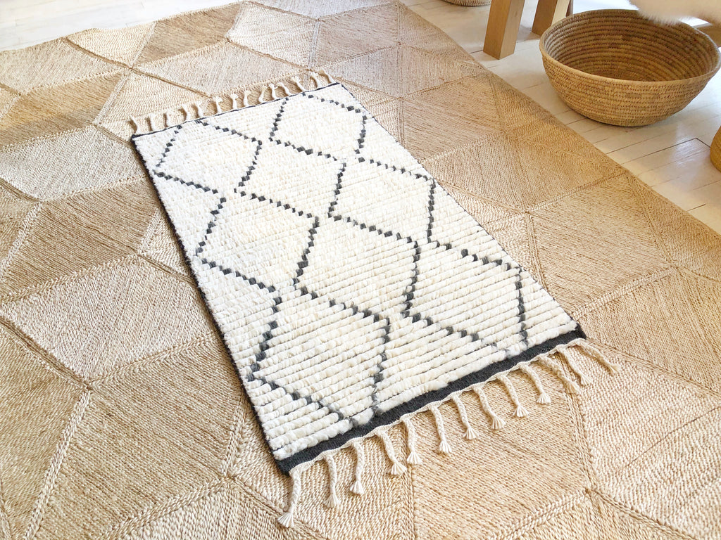 Handknotted Wool Rug - 2'7"W x 4'7"L