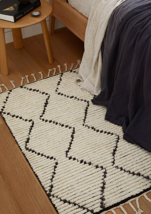 Handknotted Wool Rug - 2'7"W x 4'7"L